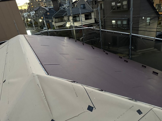 スレート屋根から横暖ルーフを使った屋根カバー工事を行いました！川口市屋根カバー工事　横暖ルーフαｓ　ニチハ　センタールーフ　スレートボロボロ　ガルバリウム鋼板　